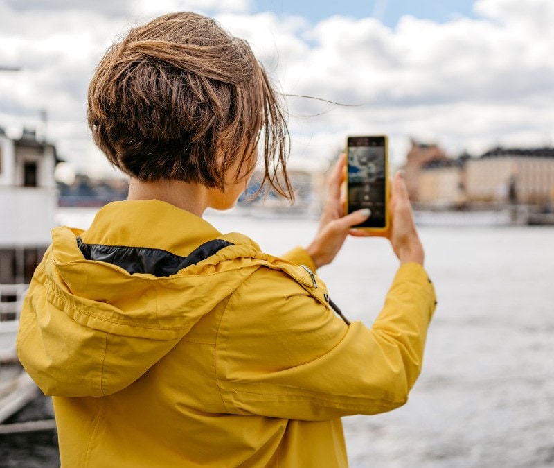 How to tell if someone is watching you through your phone camera
